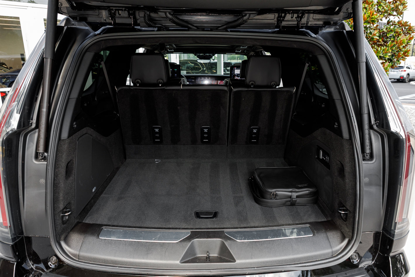 Used 2025 Cadillac Escalade ESV V image 31