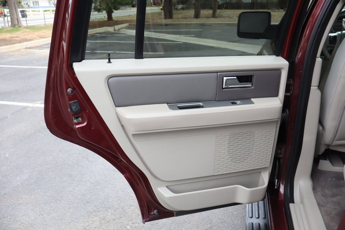Used 2010 Ford Expedition XLT image 24