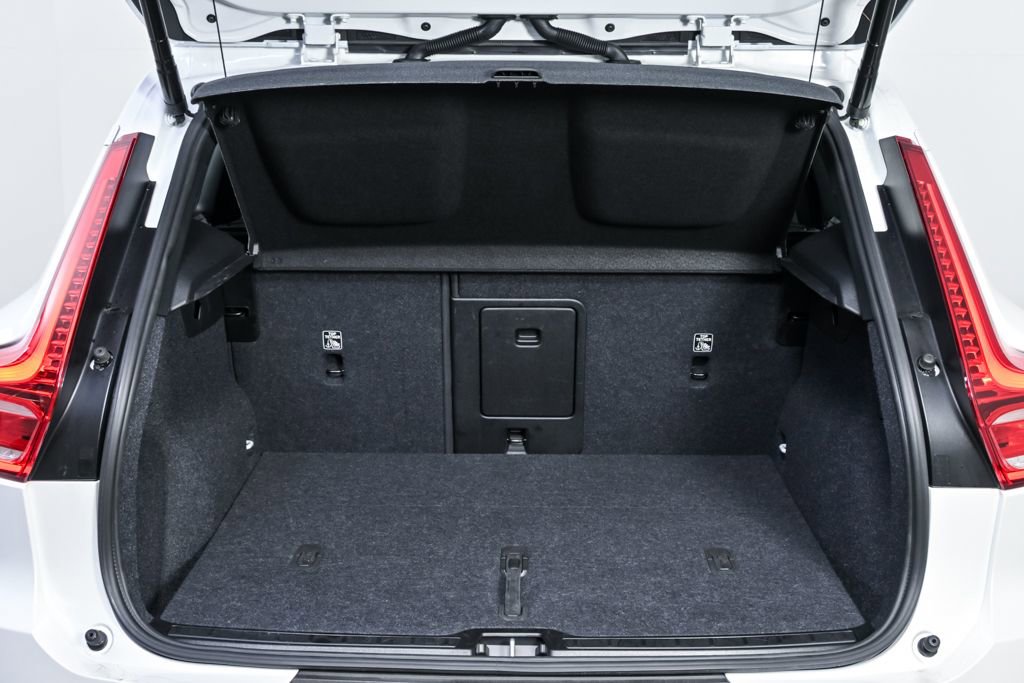 Certified 2025 Volvo XC40 B5 Plus image 31