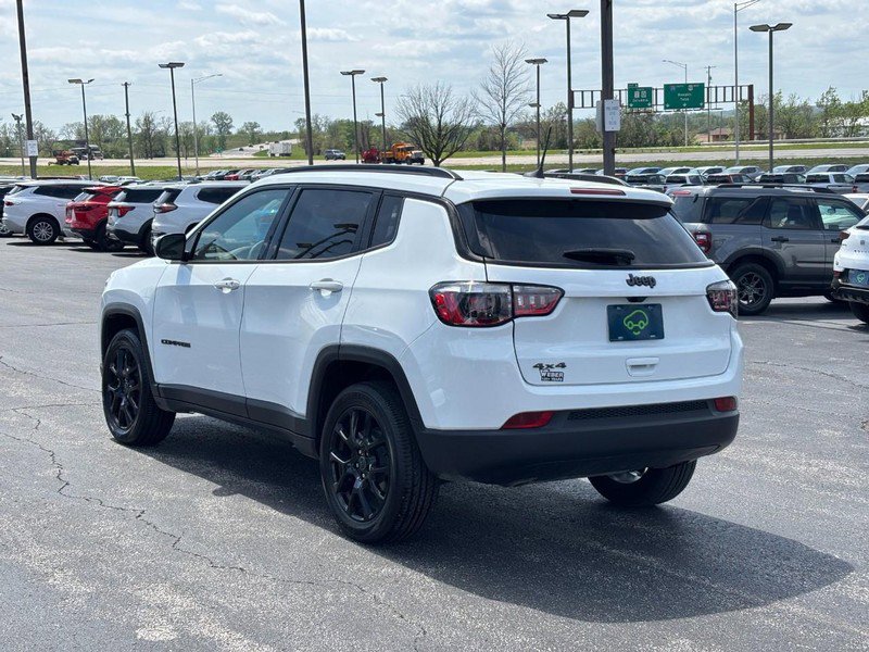 Used 2025 Jeep Compass Latitude w/ Altitude Special Edition AWD/4WD image 3
