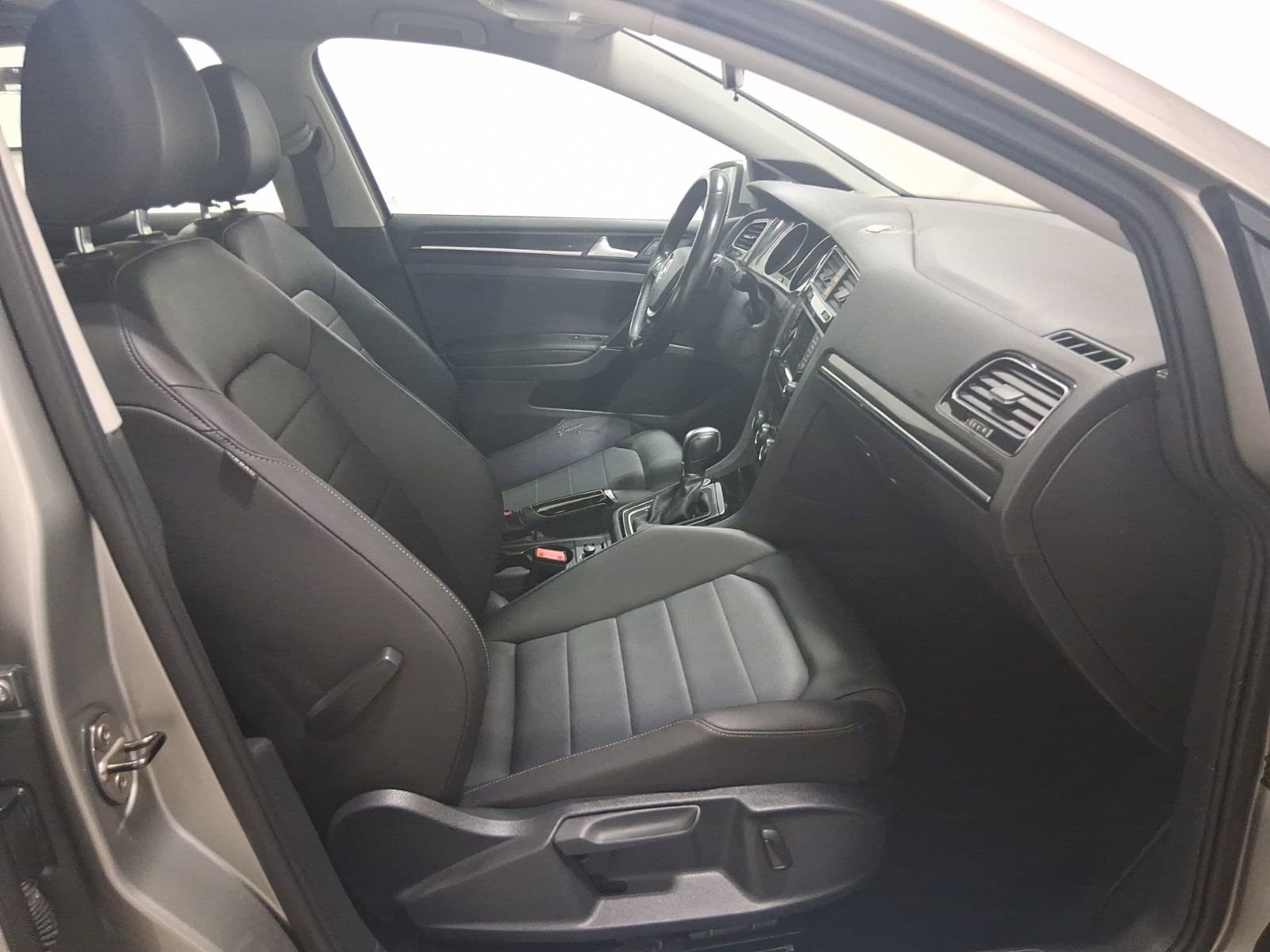 Used 2015 Volkswagen Golf 4-Door image 17