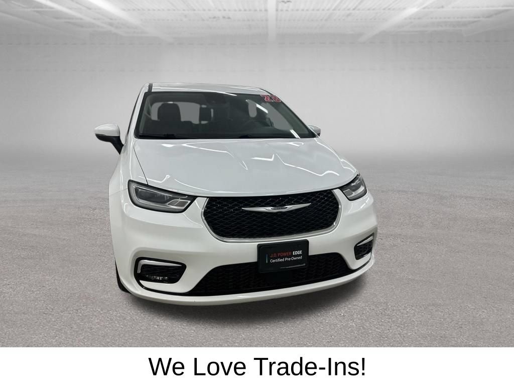 Used 2023 Chrysler Pacifica Touring-L FWD image 3