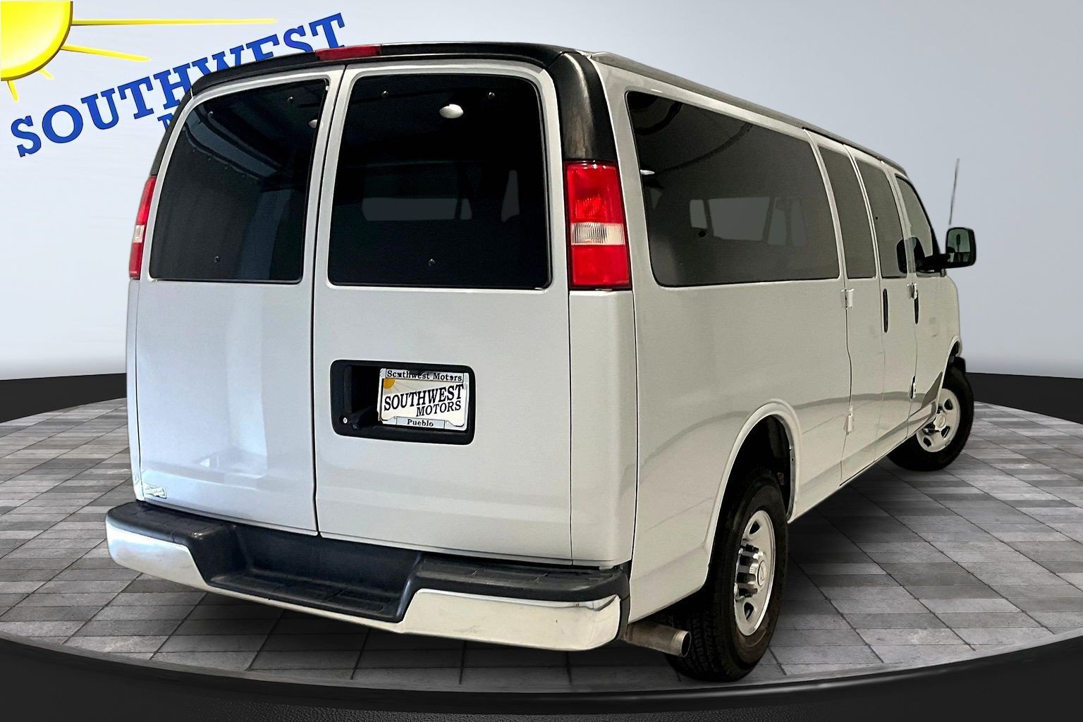 Used 2018 Chevrolet Express 3500 LT w/ LT Preferred Equipment Group RWD image 7