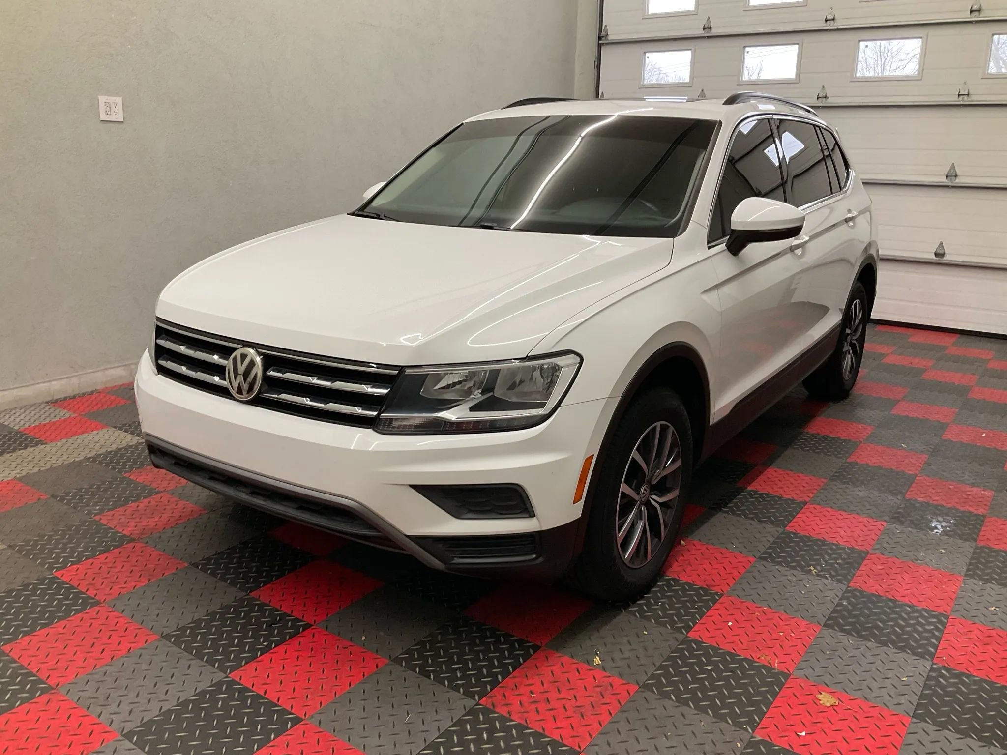 Used 2019 Volkswagen Tiguan SE w/ Panoramic Sunroof Package image 1