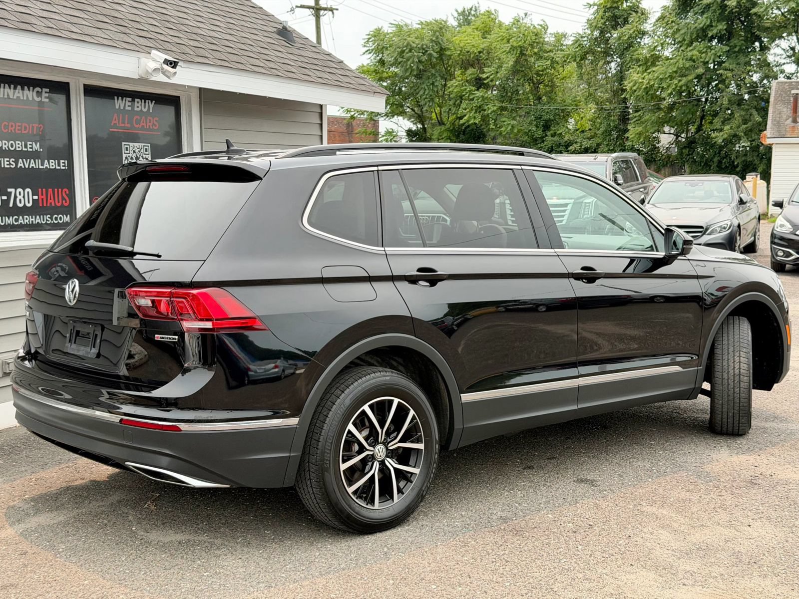 Used 2021 Volkswagen Tiguan SE w/ Panoramic Sunroof Package AWD/4WD image 11