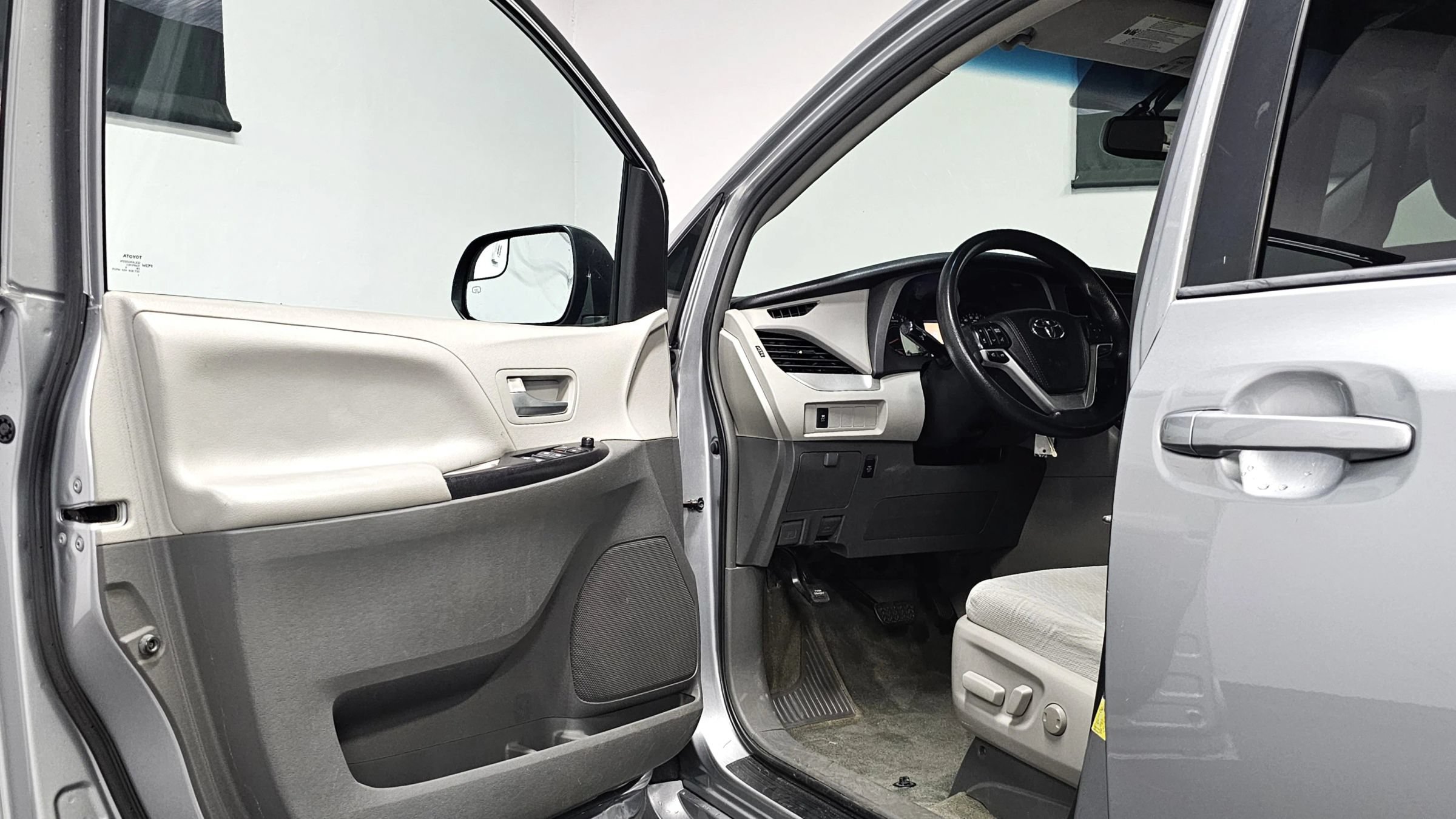 Used 2016 Toyota Sienna LE FWD image 9