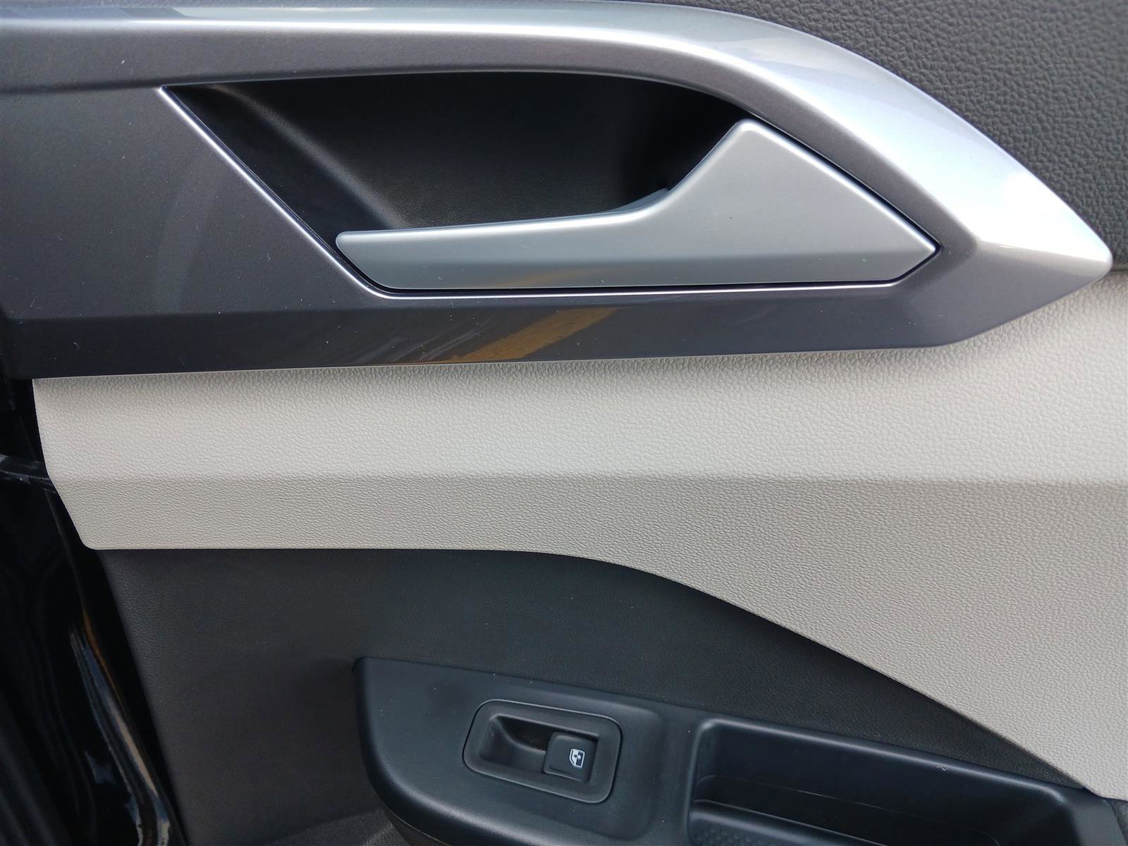 New 2025 Volkswagen Taos SEL image 31