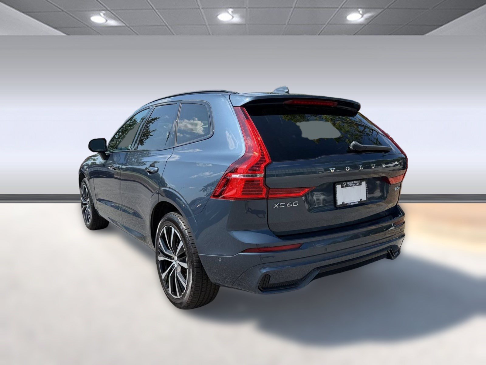 Used 2024 Volvo XC60 B5 Plus w/ Climate Package AWD/4WD image 3