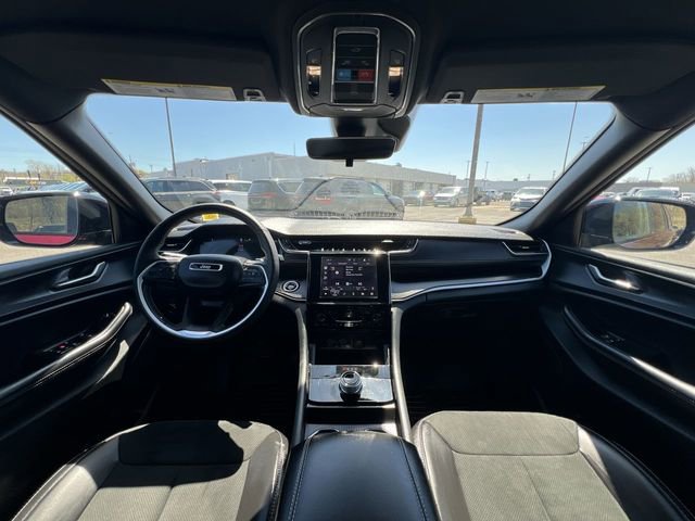 Used 2025 Jeep Grand Cherokee Altitude AWD/4WD image 14