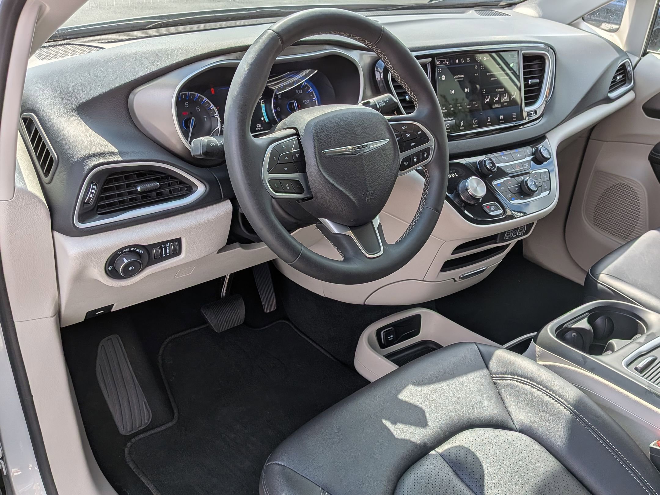 Used 2024 Chrysler Pacifica Touring-L image 16