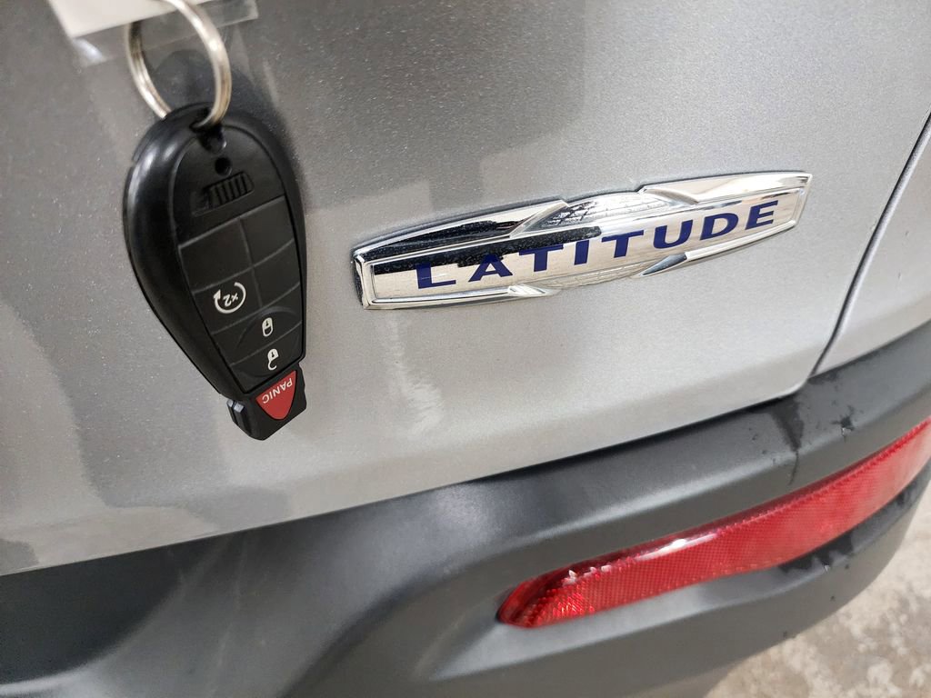 Used 2017 Jeep Cherokee Latitude w/ Cold Weather Group AWD/4WD image 38