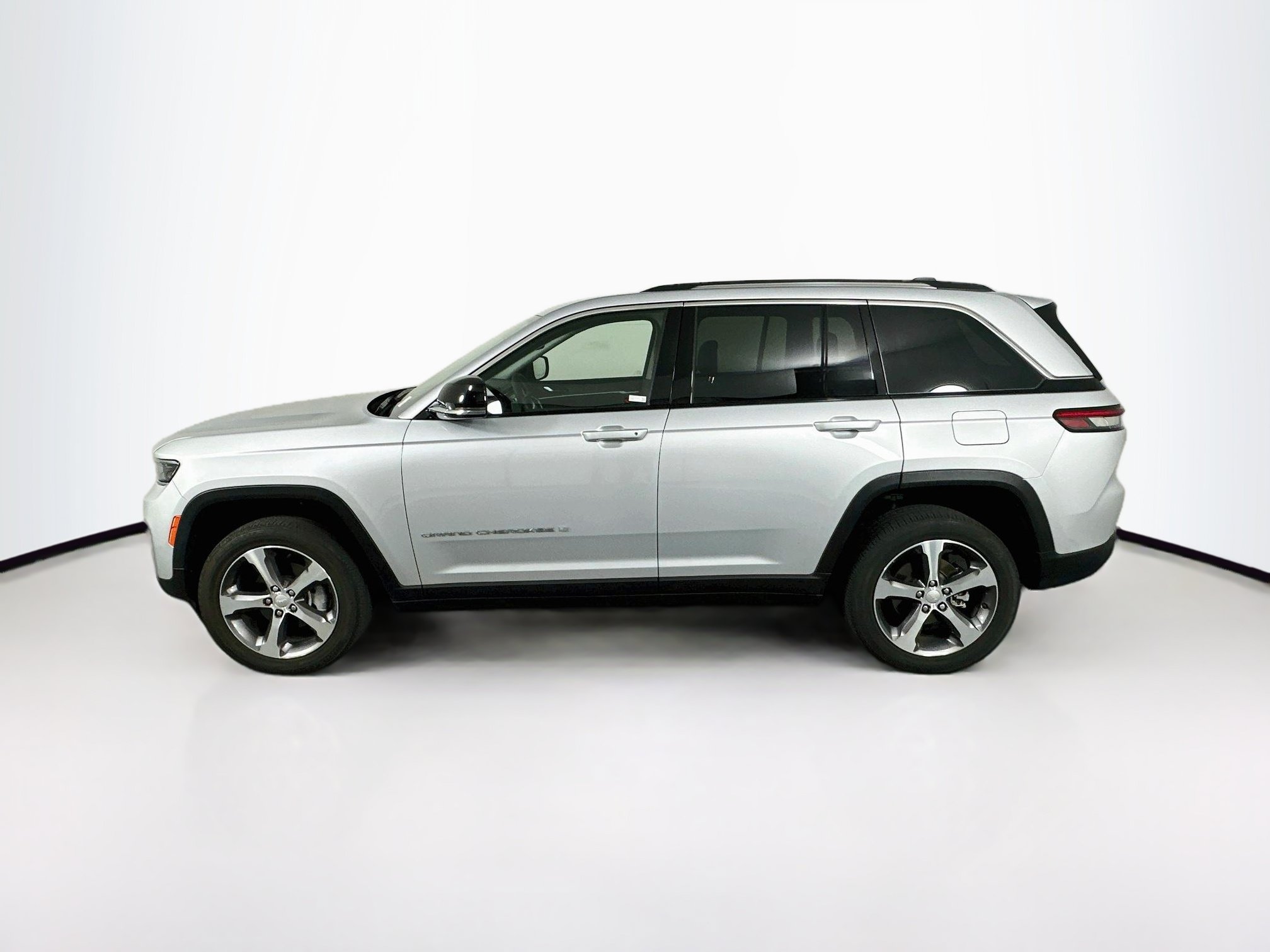 Used 2023 Jeep Grand Cherokee Limited RWD image 4