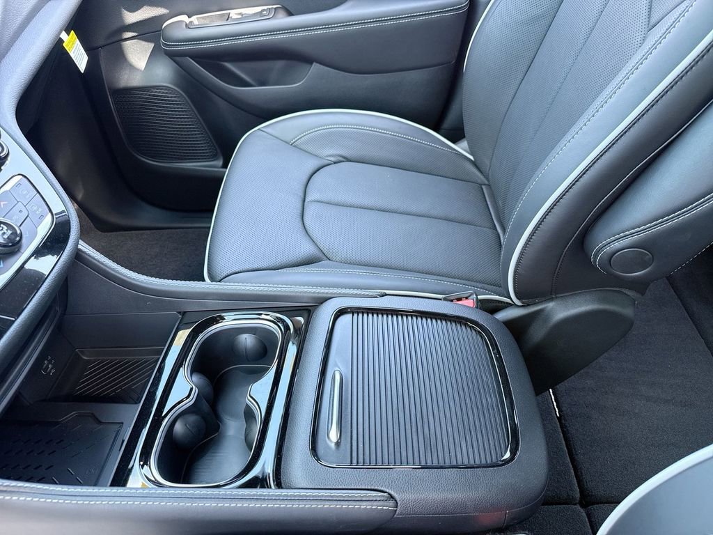 New 2026 Chrysler Pacifica Limited w/ Trailer Tow Group image 20