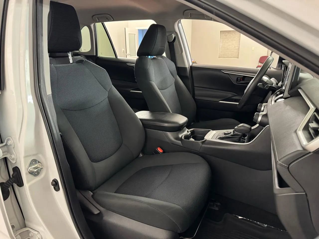 Used 2019 Toyota RAV4 LE AWD/4WD image 34