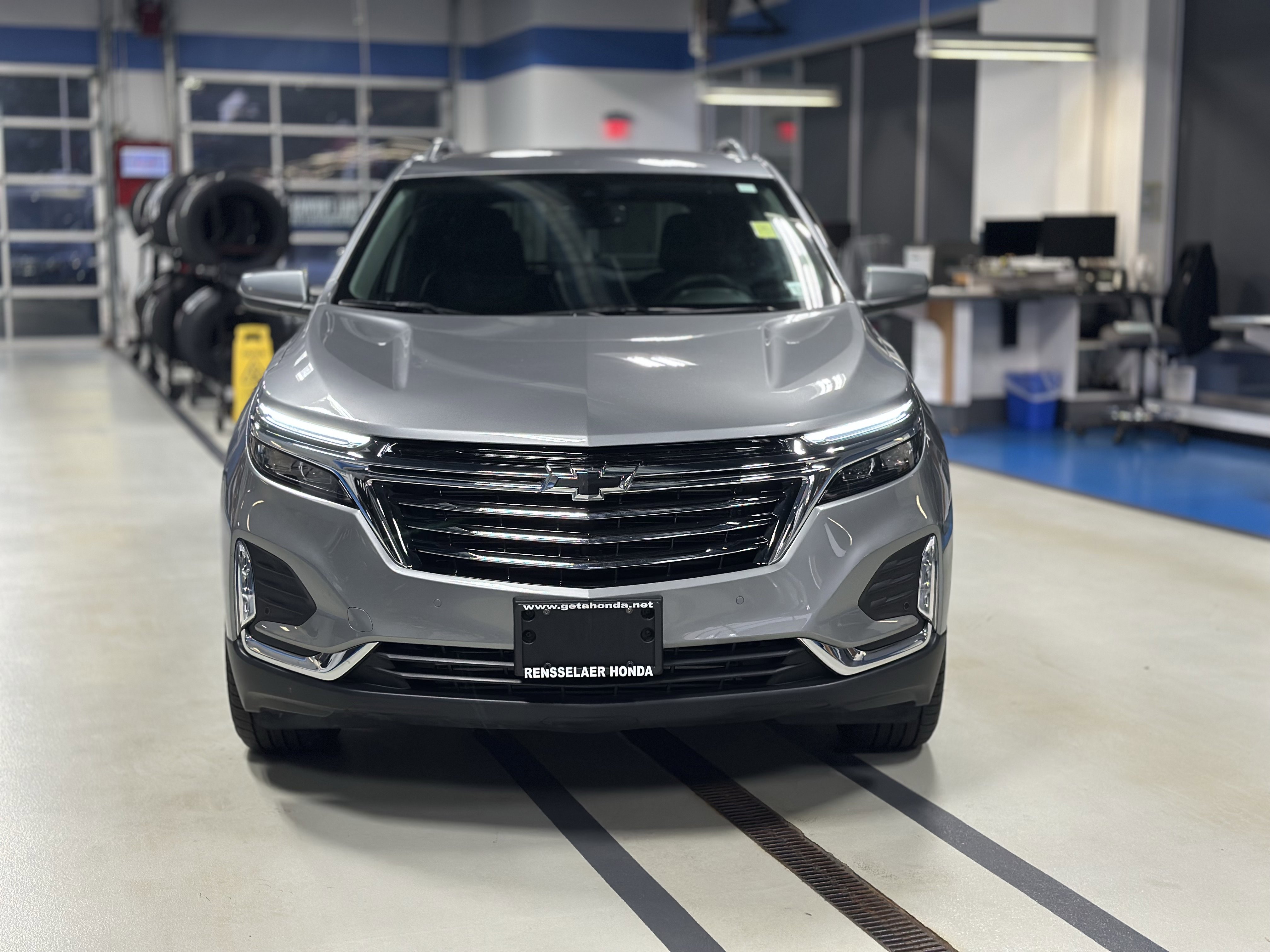 Used 2024 Chevrolet Equinox Premier image 2