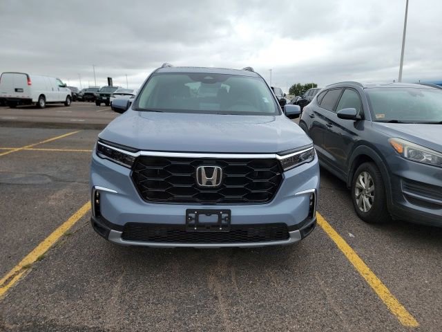 Used 2025 Honda Pilot Touring image 2