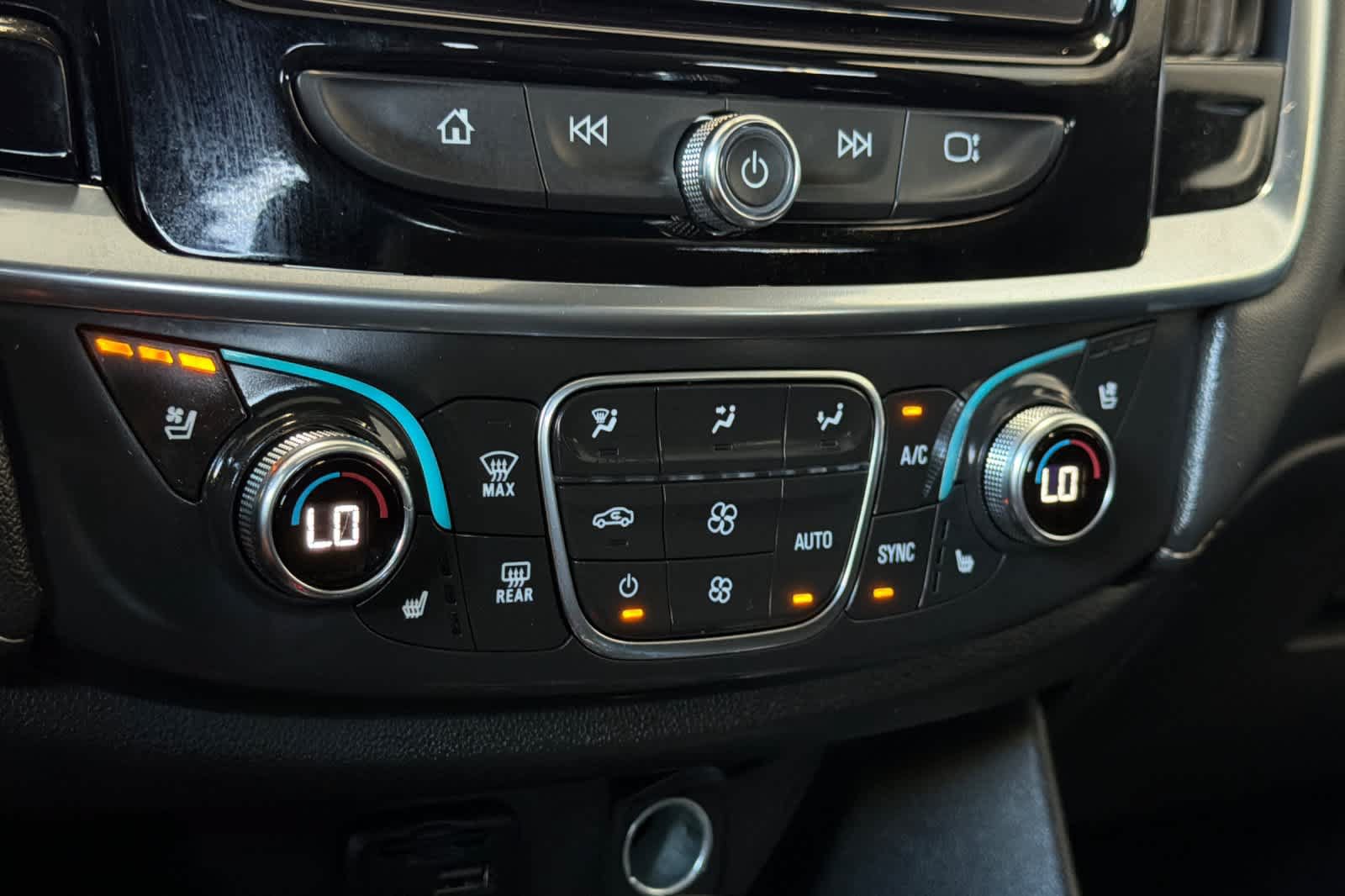 Used 2023 Chevrolet Traverse Premier w/ Redline Edition FWD image 24