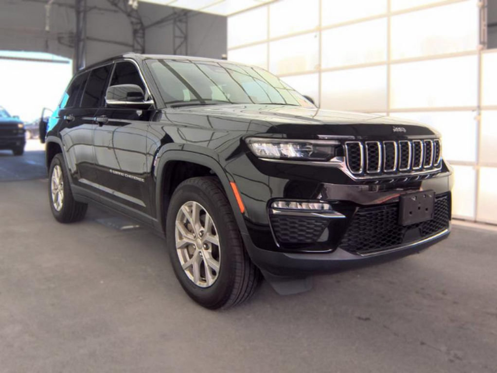 Used 2024 Jeep Grand Cherokee Limited AWD/4WD image 3