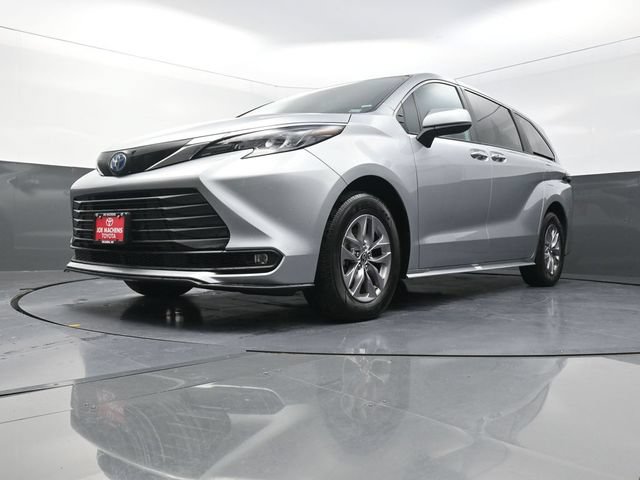 Used 2025 Toyota Sienna XLE FWD image 32