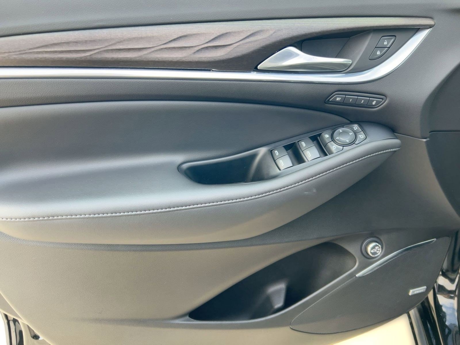 Used 2024 Buick Enclave Avenir w/ Avenir Technology Package image 12