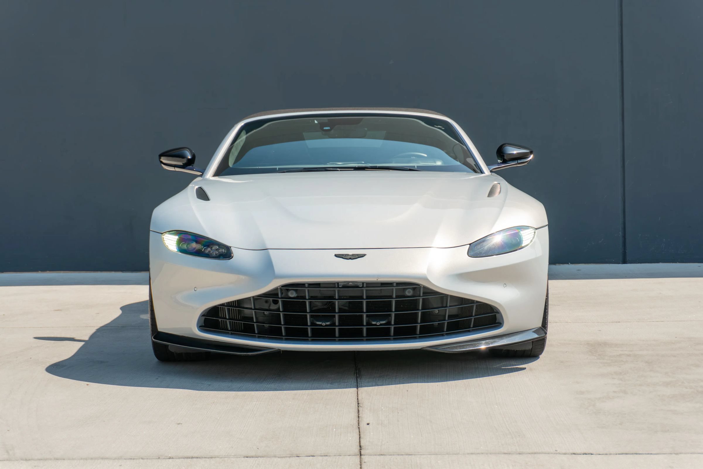 Used 2022 Aston Martin V8 Vantage Roadster RWD image 4