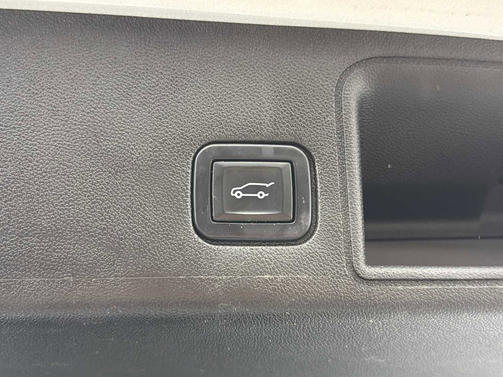 Used 2022 GMC Terrain SLT w/ Infotainment Package II FWD image 17