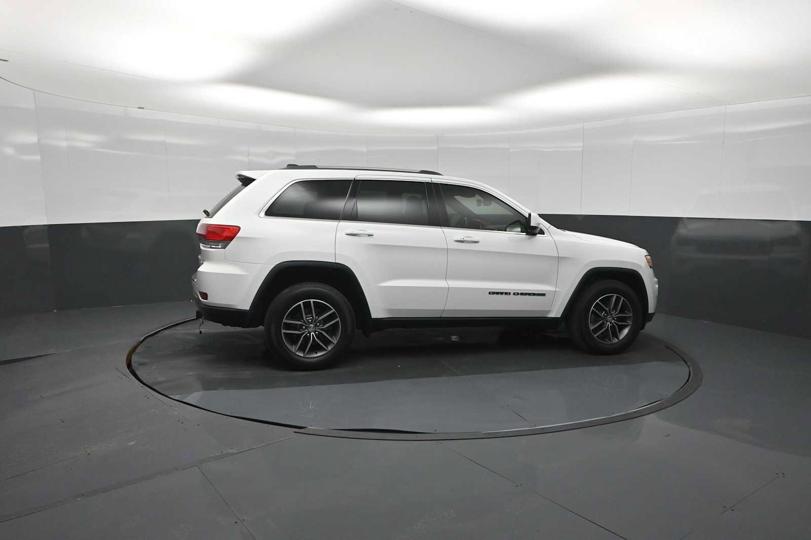 Used 2018 Jeep Grand Cherokee Laredo AWD/4WD image 36
