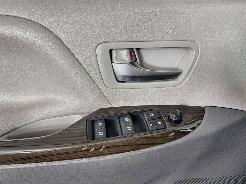 Used 2020 Toyota Sienna XLE FWD image 20