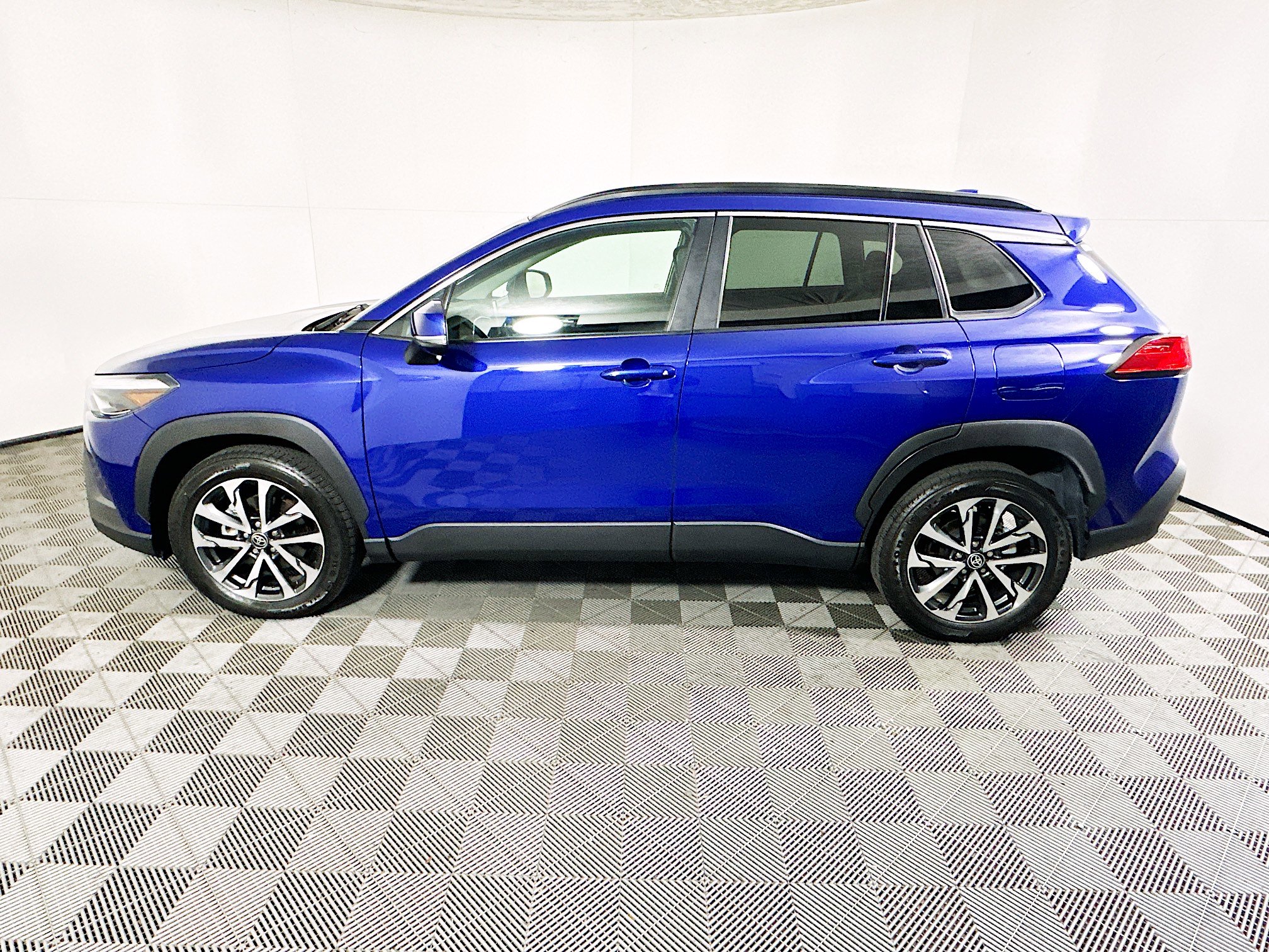 Used 2023 Toyota Corolla Cross XLE w/ Convenience Package image 6