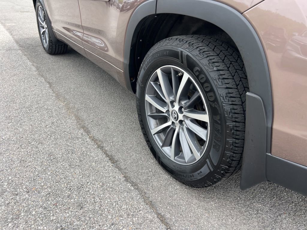 Used 2018 Toyota Highlander XLE AWD/4WD image 32