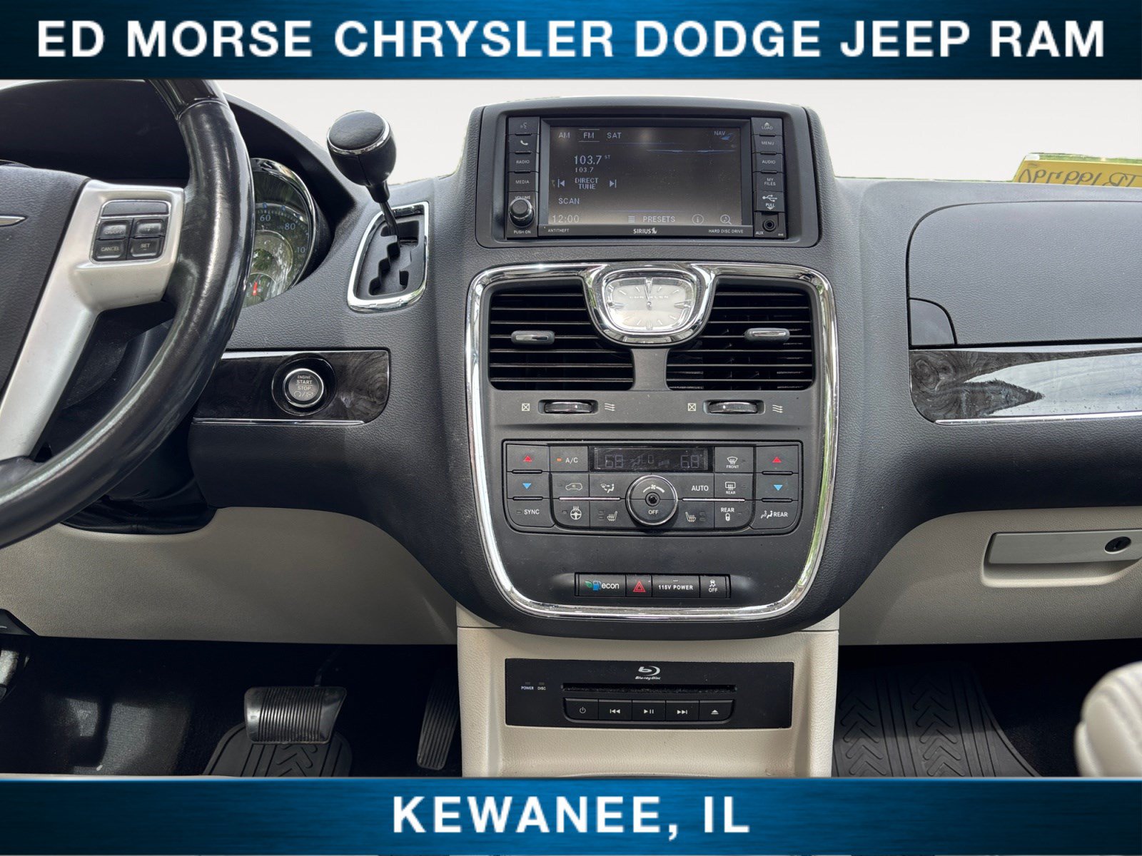 Used 2016 Chrysler Town & Country Limited Platinum FWD image 11