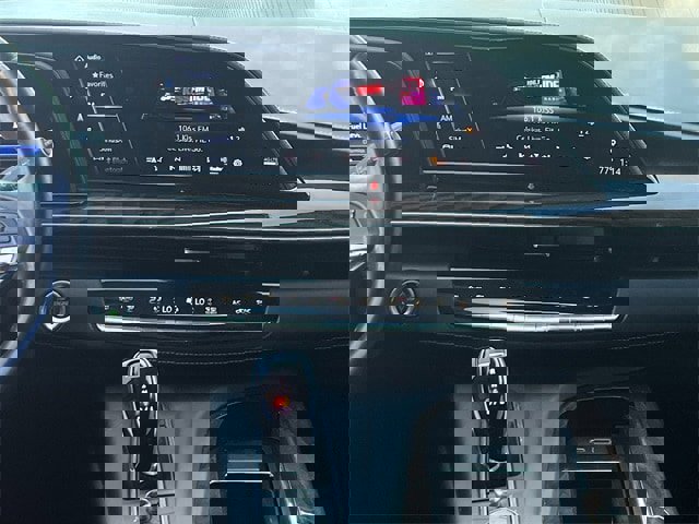 Used 2022 Cadillac Escalade Premium Luxury Platinum image 17