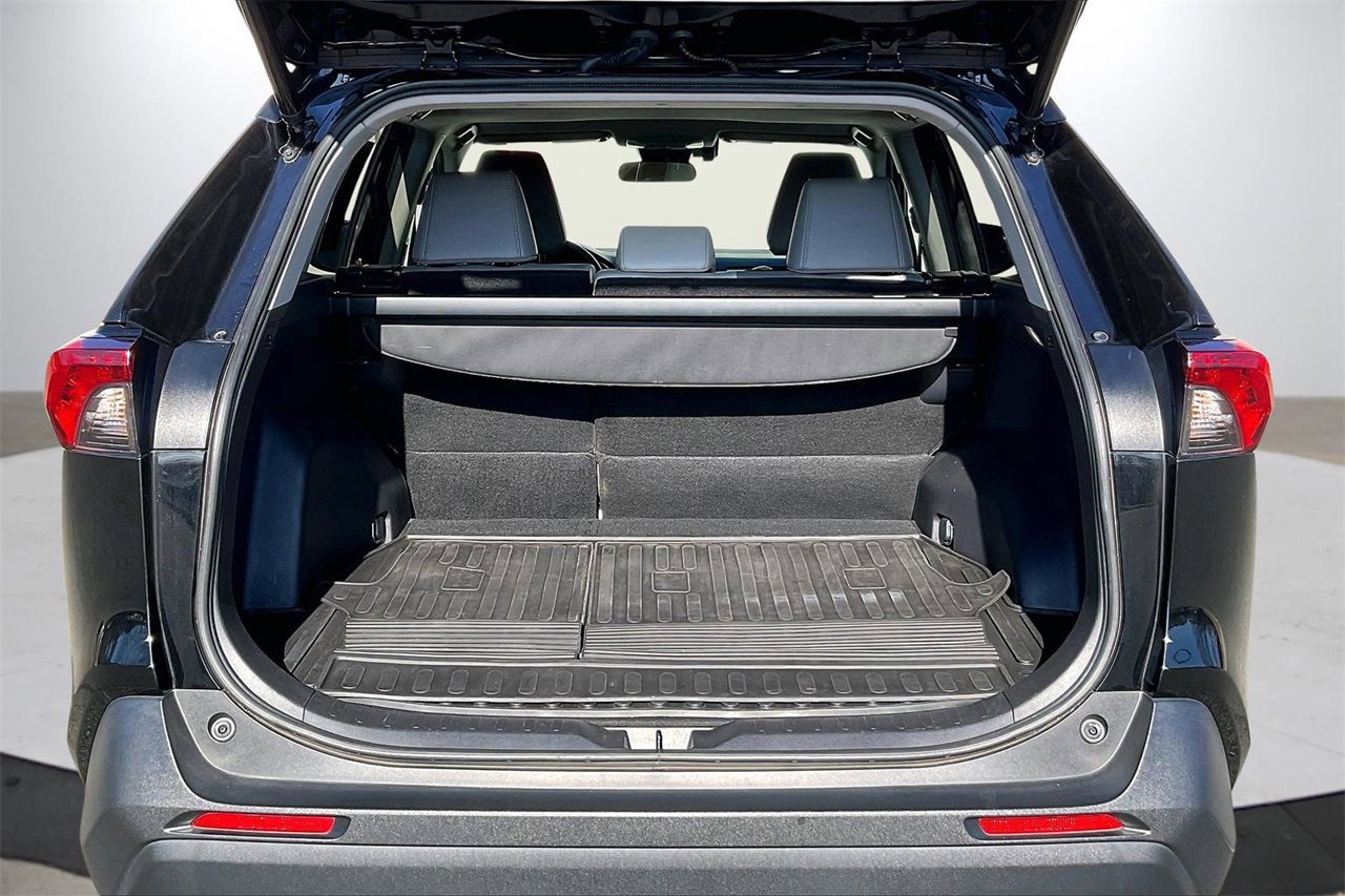 Used 2022 Toyota RAV4 XLE Premium image 25