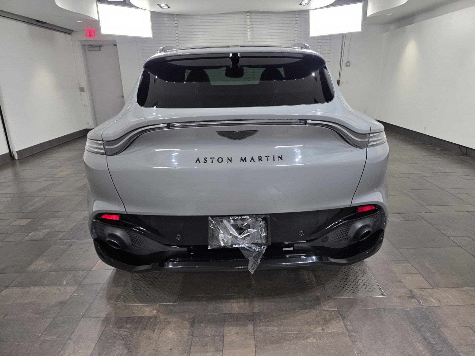 Used 2023 Aston Martin DBX image 25