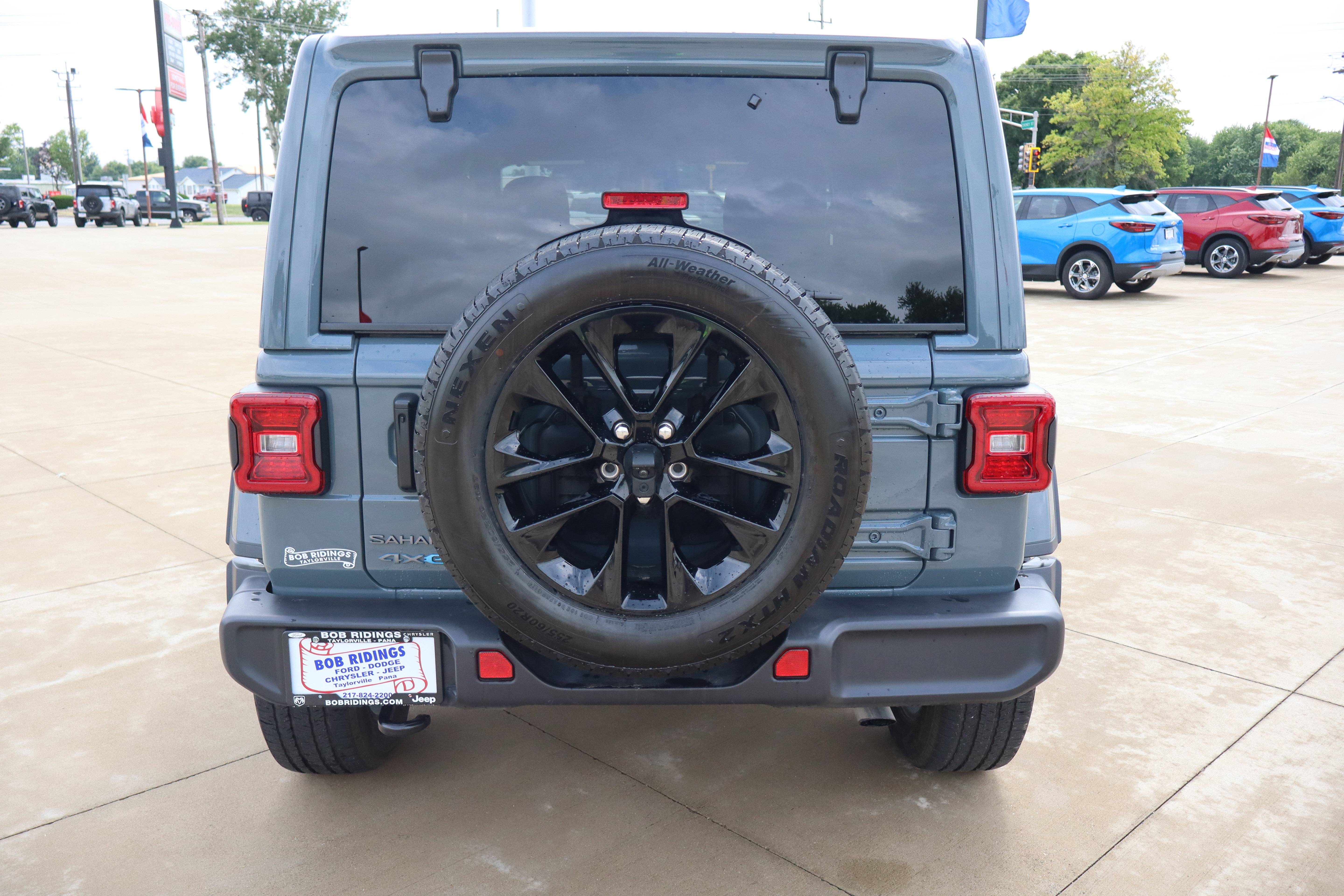 Used 2025 Jeep Wrangler Unlimited Sahara AWD/4WD image 6