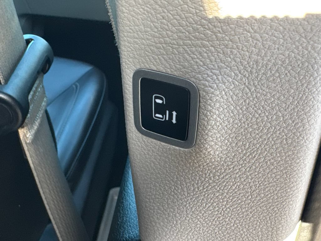 Used 2024 Chrysler Pacifica Limited FWD image 19