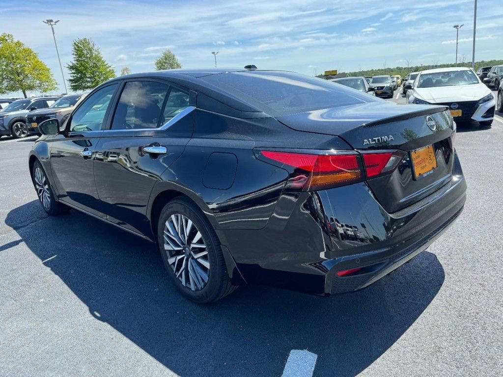 Used 2024 Nissan Altima 2.5 SV FWD image 5