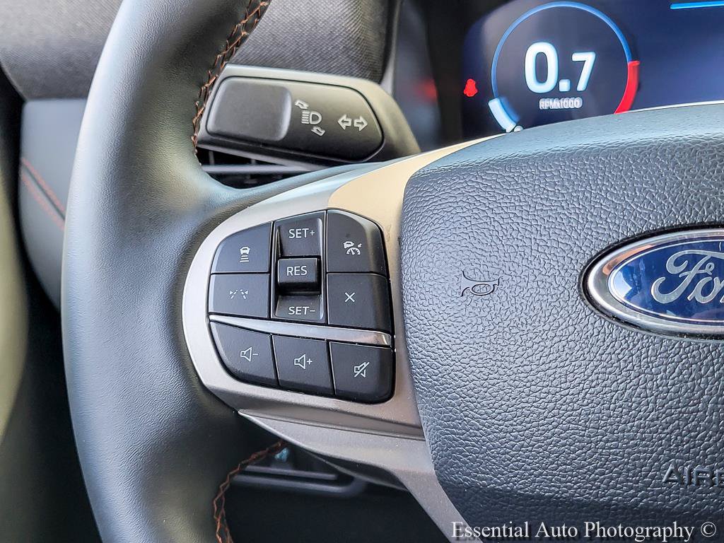 Used 2025 Ford Explorer Active AWD/4WD image 17