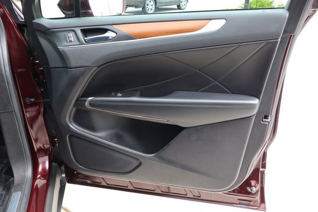 Used 2019 Lincoln MKC Select w/ Select Plus Package AWD/4WD image 29
