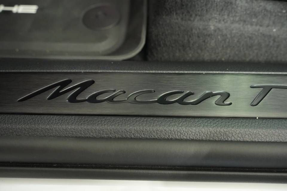 Certified 2025 Porsche Macan Turbo AWD/4WD image 32