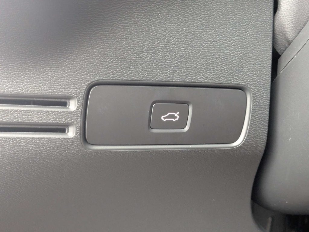 Used 2026 Volvo XC40 B5 Core w/ Climate Package AWD/4WD image 32