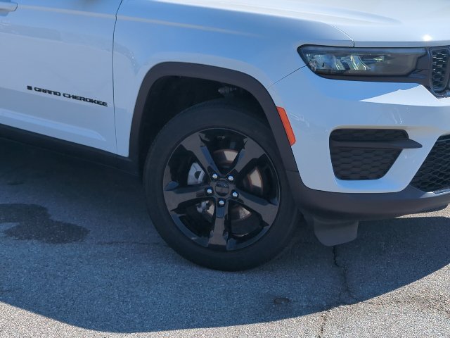 Used 2024 Jeep Grand Cherokee Altitude AWD/4WD image 2