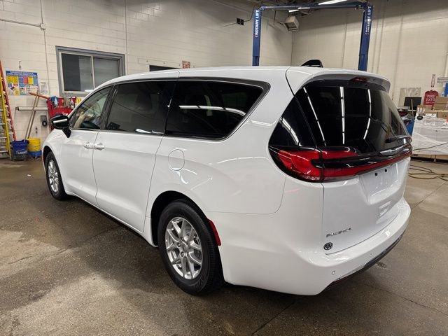 Used 2024 Chrysler Pacifica Touring-L FWD image 4