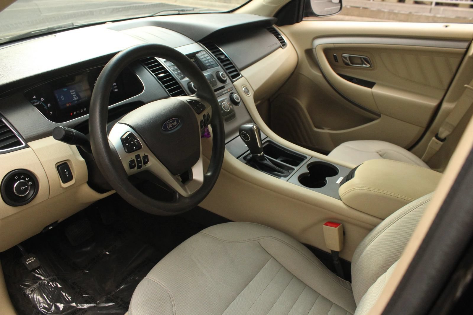 Used 2016 Ford Taurus SE FWD image 13