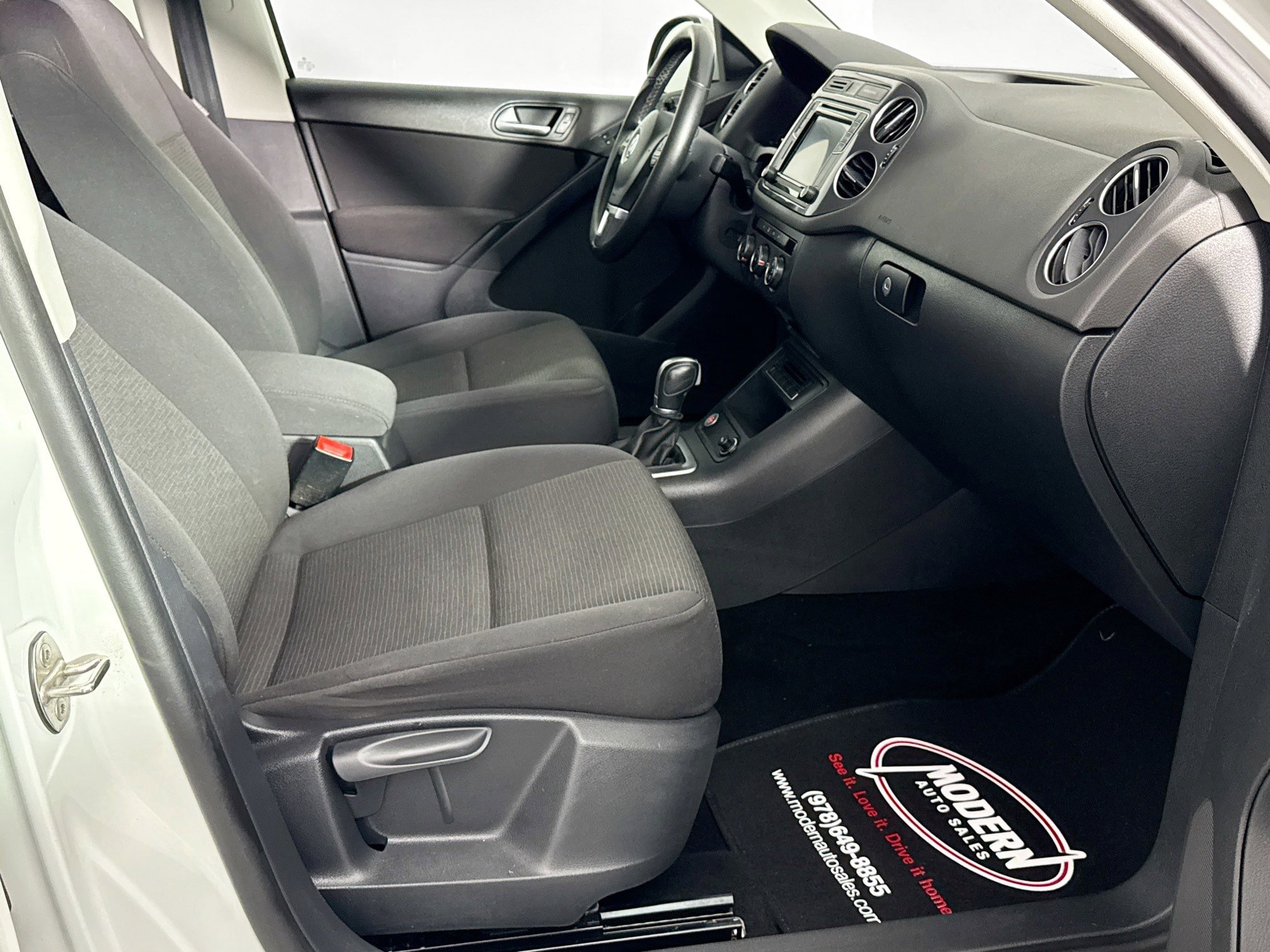 Used 2018 Volkswagen Tiguan Limited w/ Premium Package image 29