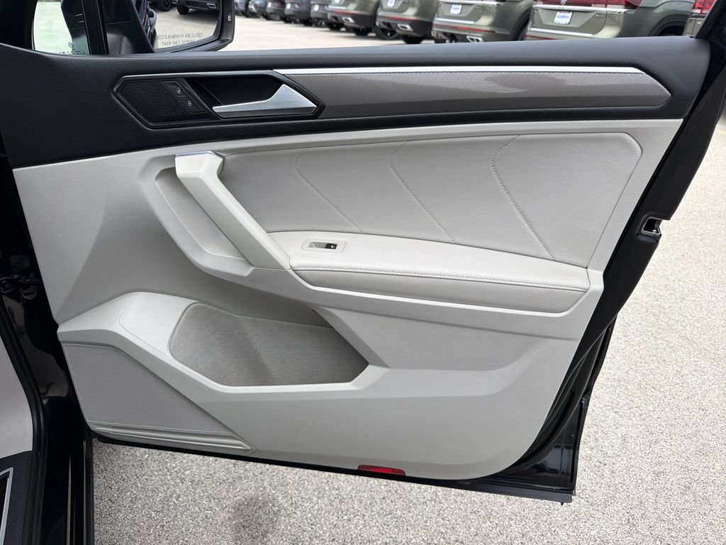 Certified 2023 Volkswagen Tiguan SE R-Line AWD/4WD image 25