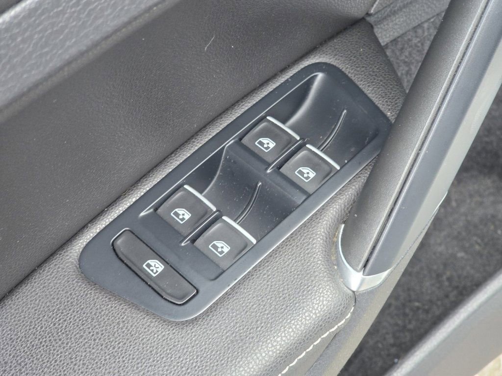 Used 2019 Volkswagen Golf R 4-Door AWD/4WD image 26