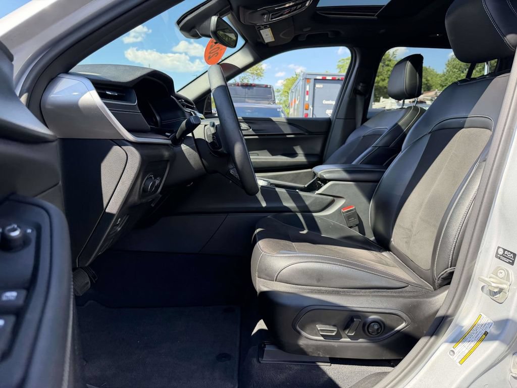 Used 2023 Jeep Grand Cherokee Altitude AWD/4WD image 19