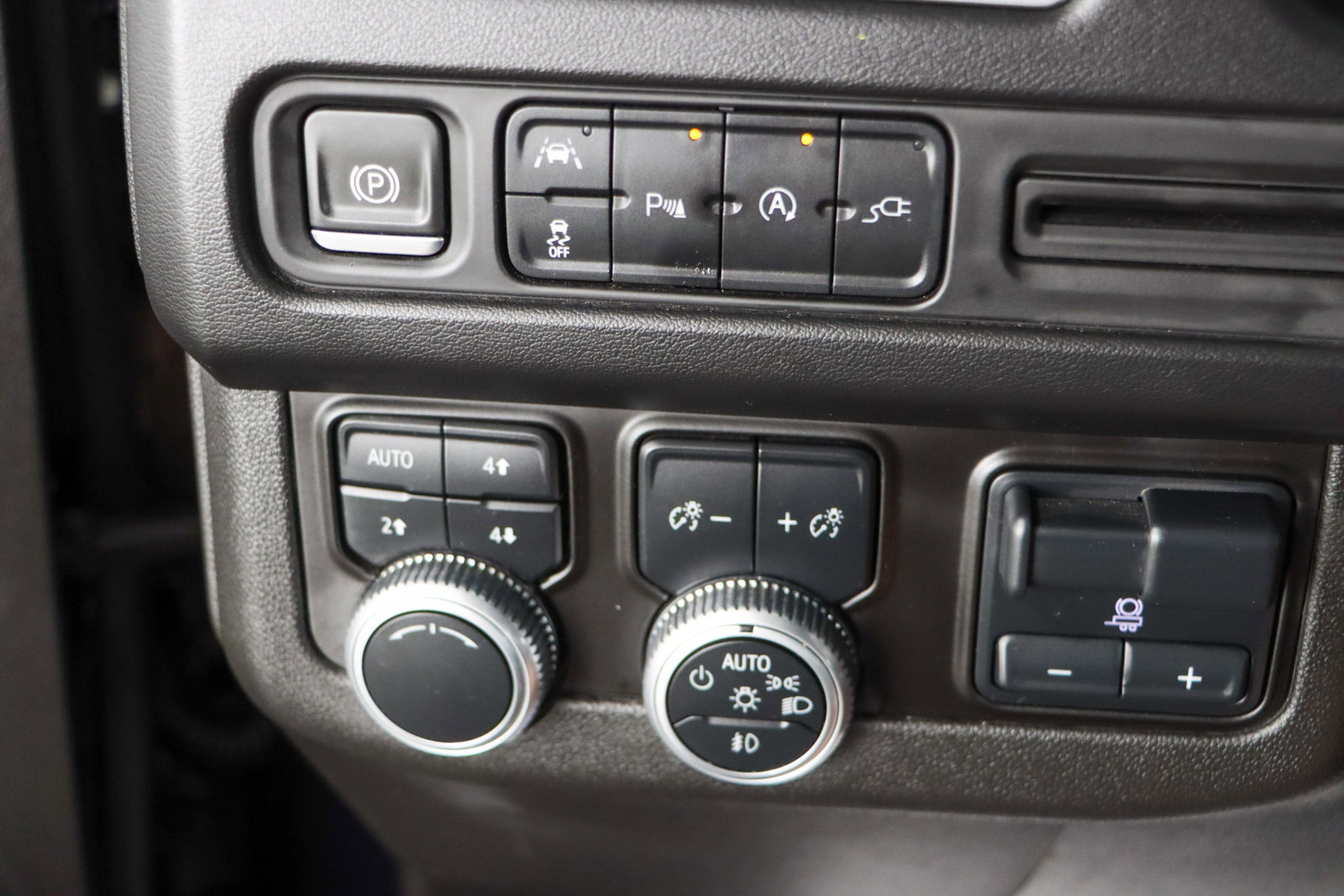 Used 2021 GMC Yukon SLT w/ SLT Luxury Plus Package image 24