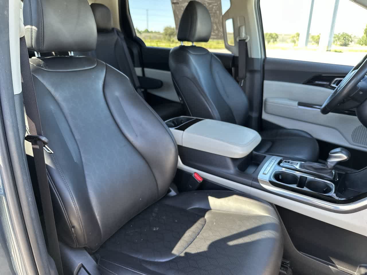 Used 2024 Kia Carnival EX FWD image 22